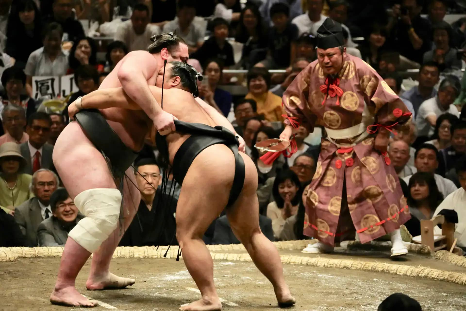 Sumoworsteling tijdens een officieel toernooi in Japan