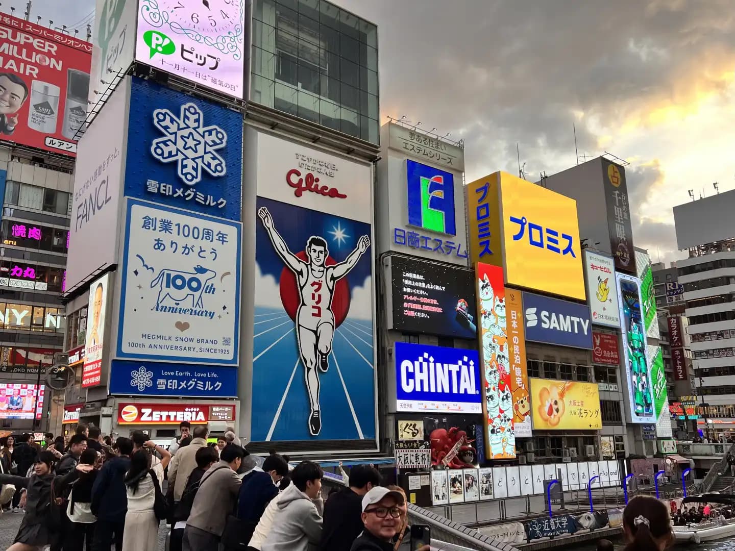 Neonverlichting in Dotonbori, Osaka bij nacht