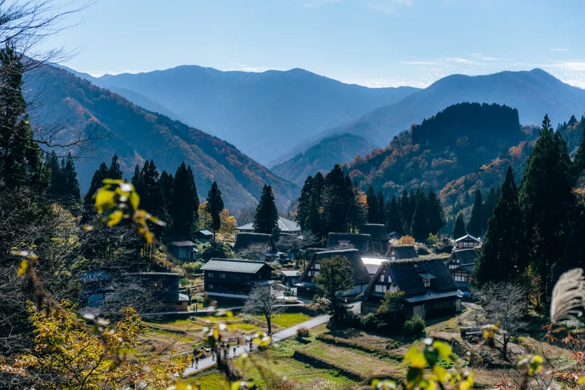 Traditioneel dorp in Gifu, Japan met houten huizen