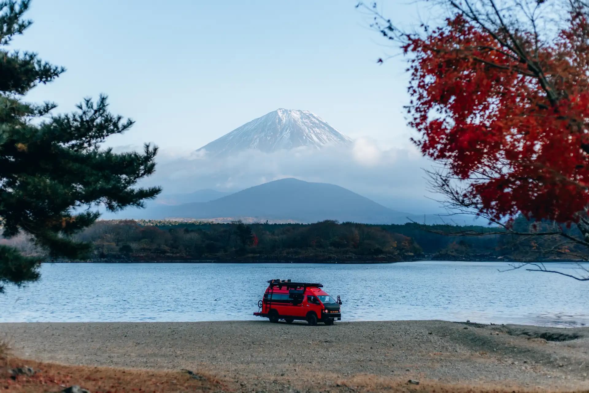 Rijden langs een schilderachtige bergweg in Japan