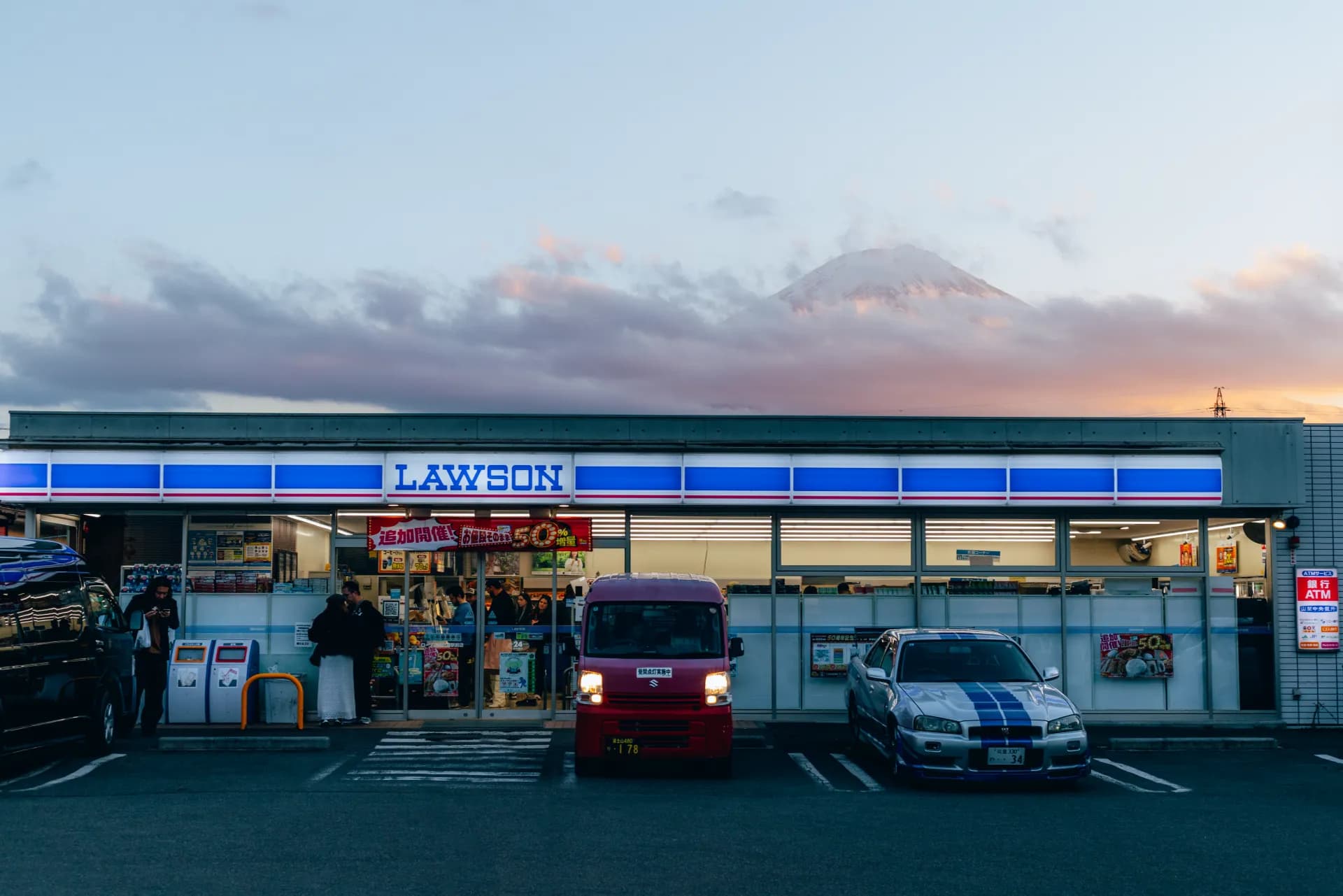 Lawson winkel met uitzicht op Mount Fuji, Japan