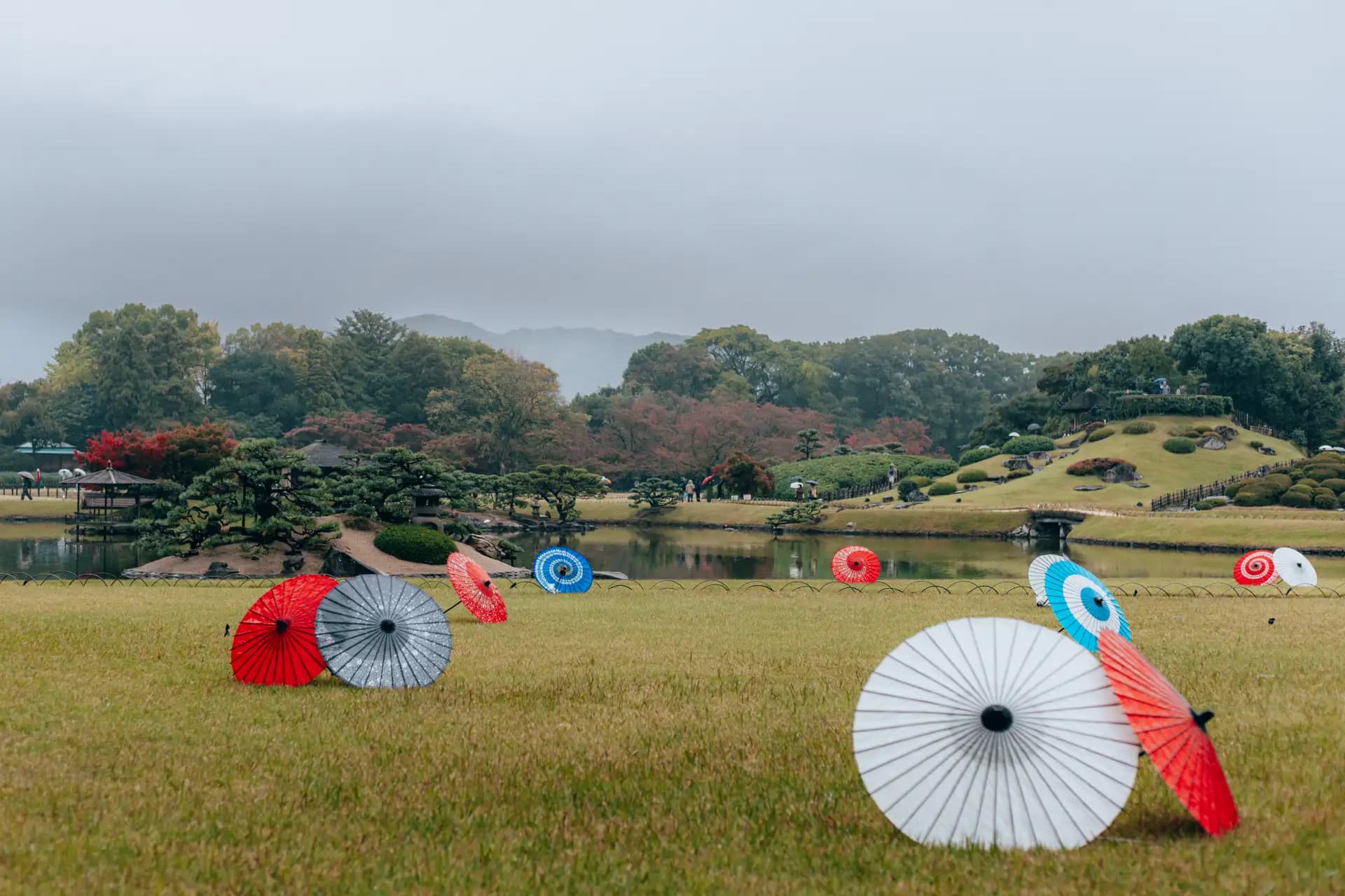 Japanse botanische tuin in Okayama met traditionele brug