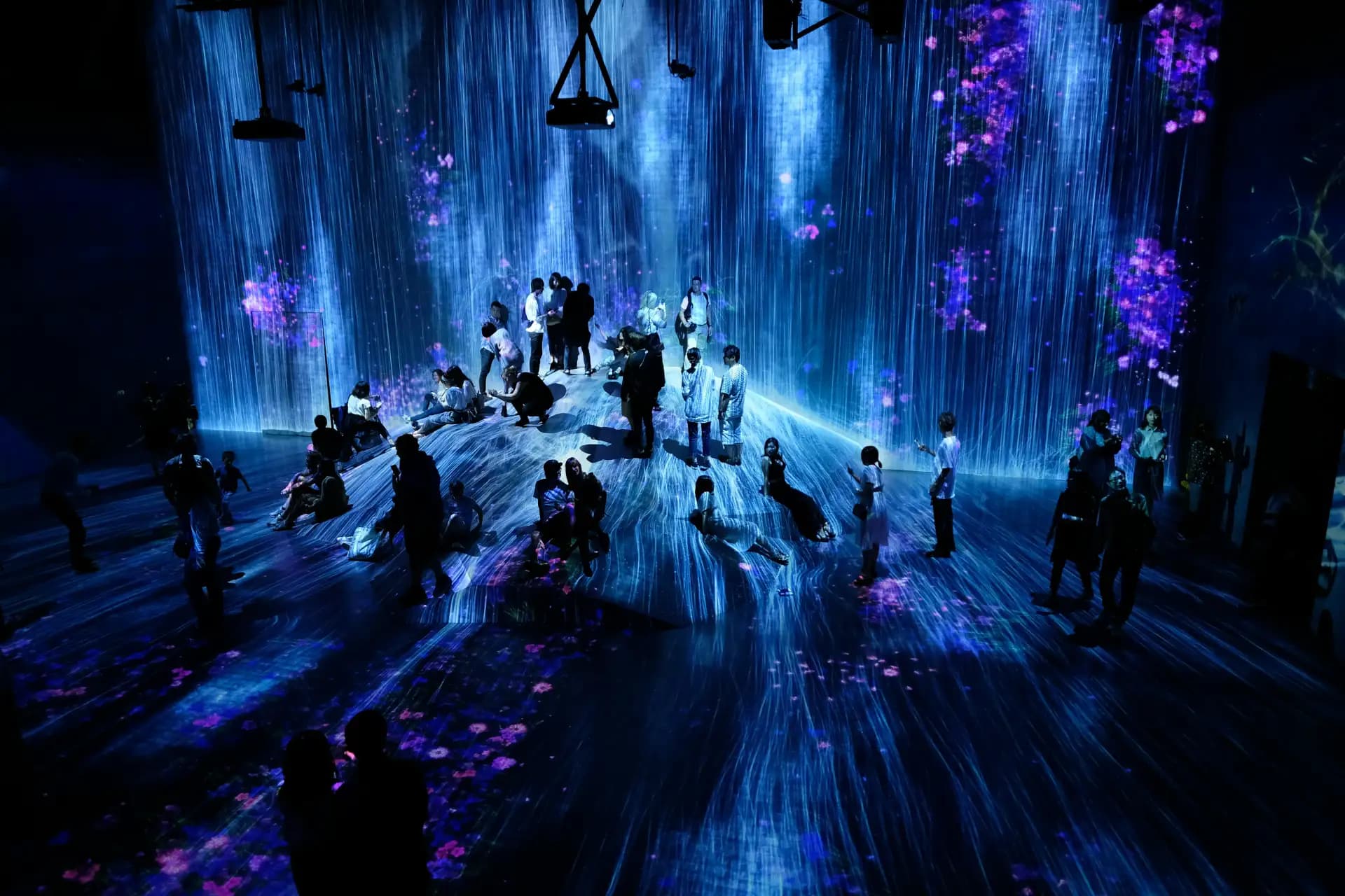 Kleurrijke lichtinstallatie in teamLab Borderless, Tokyo