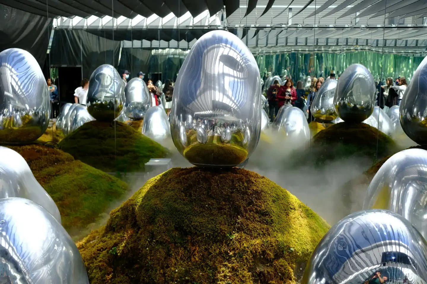 Bezoekers lopen door water bij teamLab Planets, Tokyo