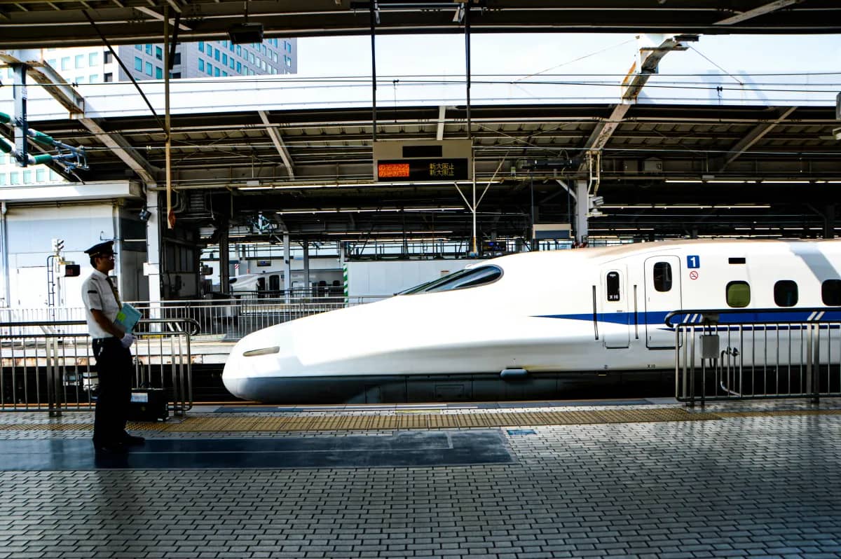 Shinkansen hogesnelheidstrein langs het Japanse platteland